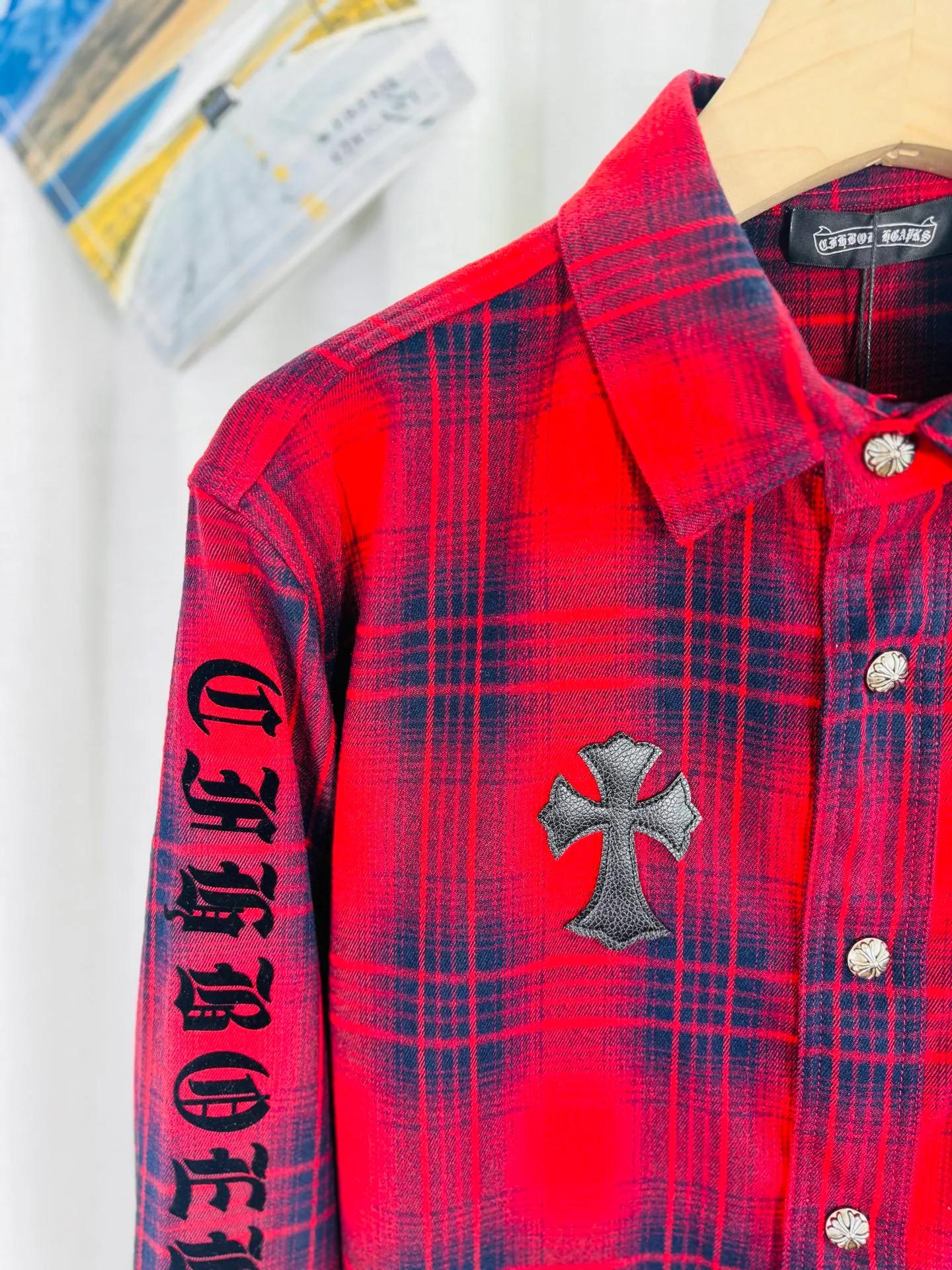 P250 top version, real shot without P, ​​different from market currency) 𝗖𝗵𝗿𝗼𝗺𝗲 𝗛𝗲𝗮𝗿𝘁𝘀/Cro Xin 2025 leather plaid shirt Accessories: Original model-opening collar label ➕100% silk wash water label. Genuine purchase-grade original hangtag➕matching hanging rope➕3D hanging beads➕original packaging bag. Craftsmanship: The original version has consistent wiring! The highest version of the armhole matching technique! Color: Red Black Size: S M L XL Style No.: 8001